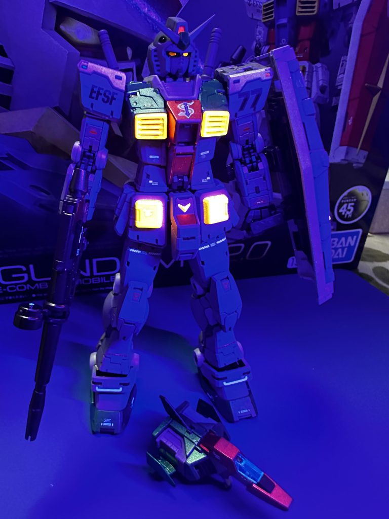 いつもの蛍光カラーです。オレンジの部分は、ガンダムマーカーのホワイトゴールドの上から、ガイアの蛍光オレンジを吹いてます。赤色は蛍光レッドです。その他は蛍光クリアです。