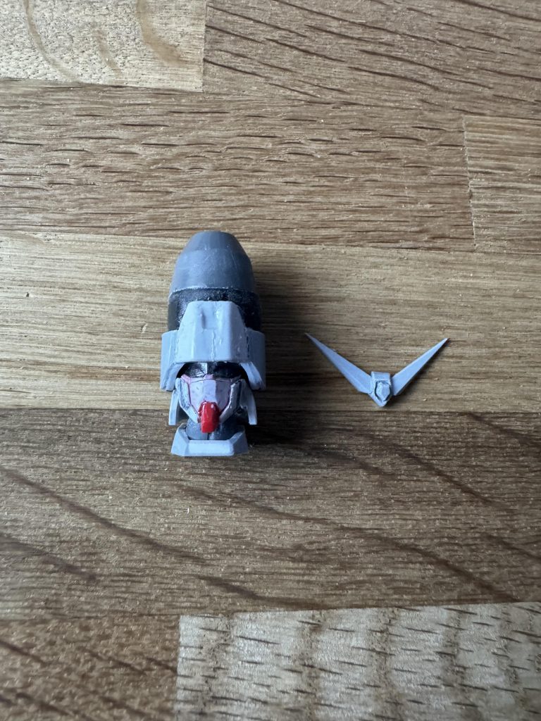 顔はシャイニングのフェイスガード外した状態を流用、帽子はシャイニングの上腕パーツとガンダムマーカーのキャップとディテールアップパーツを組み合わせてスクラッチ。バルカンは真鍮パイプを使いました。アンテナはプラ板でスクラッチ。