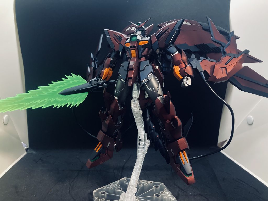 まずはディフェンサー・モード今回、より悪魔感出したかったのでクレオスのGXメタルブラッディレッドからGXディープクリアレッドのキャンディ塗装から艶消し仕上げにしてカラートーン落としてます紺部分はガイアのプリズムブルーブラックからの艶消し、フレーム部分はクレオススーパーアイアン2です