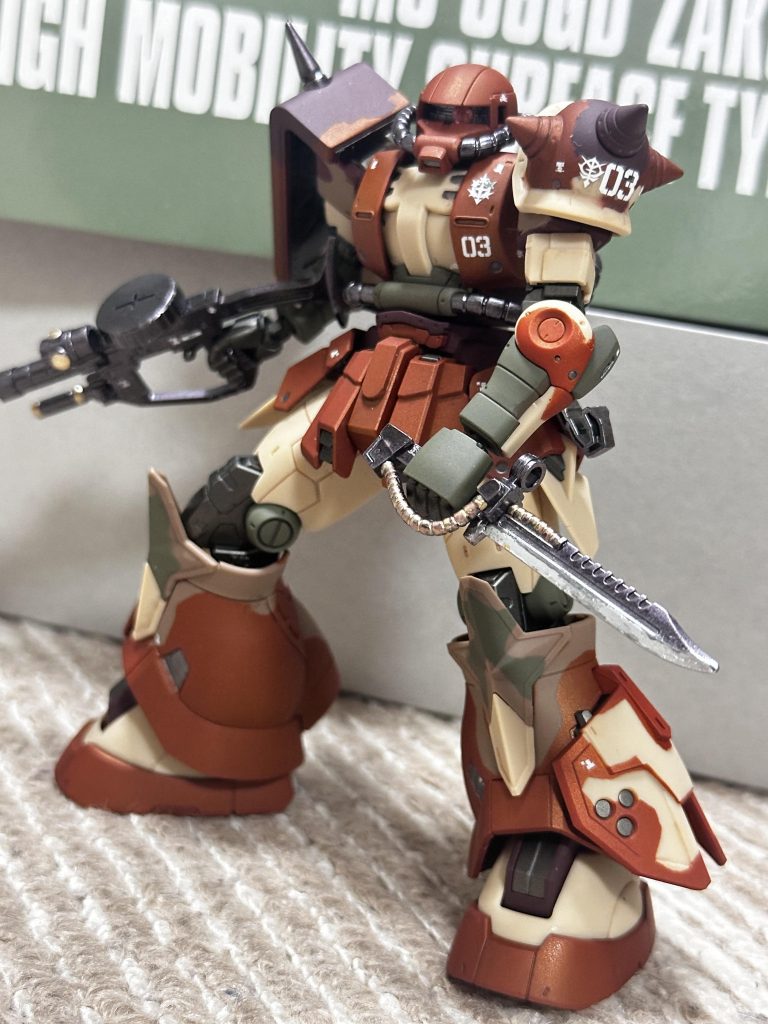 外装は、ガイアカラーのヴィクトリーブラウンゴールド、ダークレッド、オリーブグリーン。その他は、成型色。関節はボーンペイントのスモークシルバー。武器はガンダムマーカーEXヘビーガンメタリック。モノアイ、武器のスコープ部は、wave製のアイズ、蛍光ピンクを使用しました。