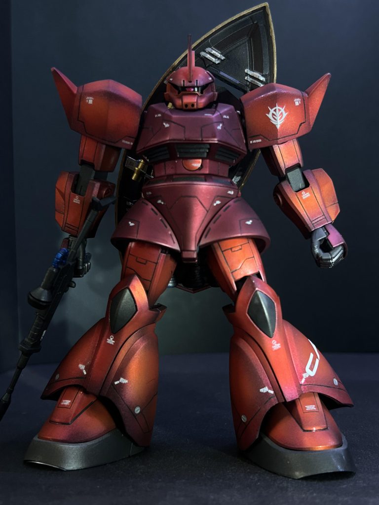 まずは正面です。キャンディーグラデーションの後に艶消しに。少し首を長く、肩アーマーを上になるように小改修しています。