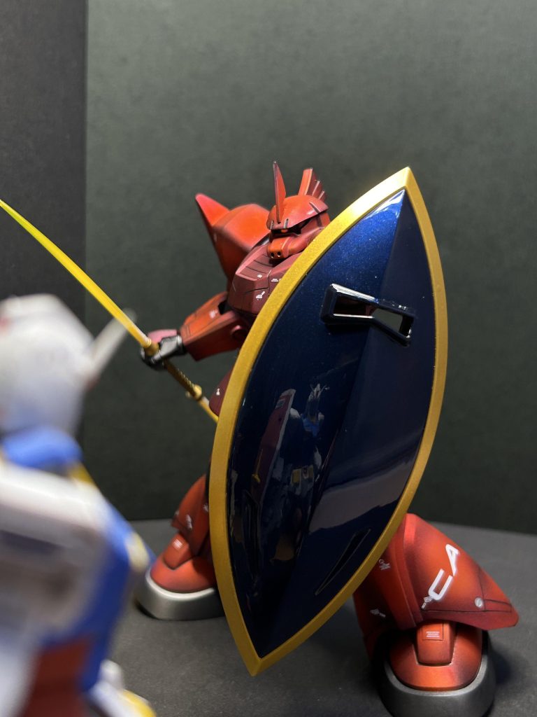 ガンダムと対峙。ABS樹脂からPS(KPS)に変更されたらしくシールドもしっかり塗装可能!広い曲面なので鏡面仕上げに。ガンダムを映り込ませてみました。ご覧頂きありがとうございます!