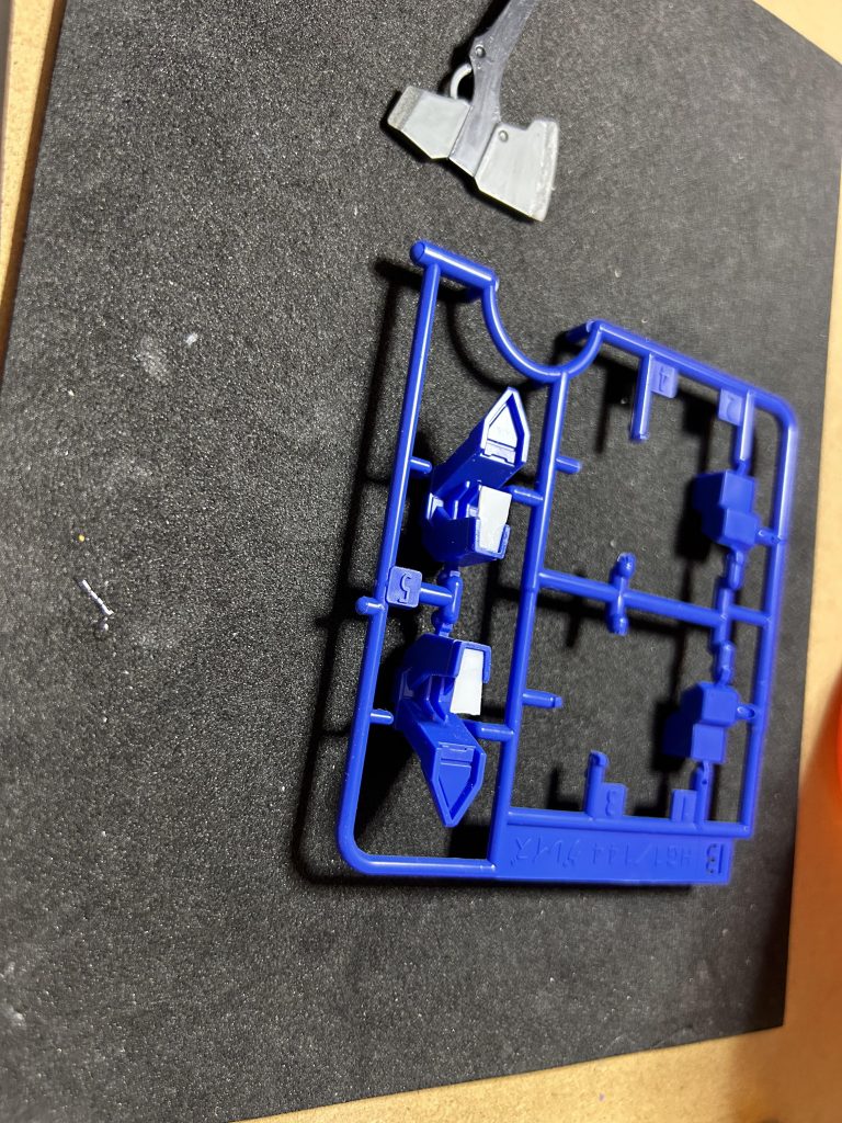 カカトの肉抜き穴はプラ板でフタしました。