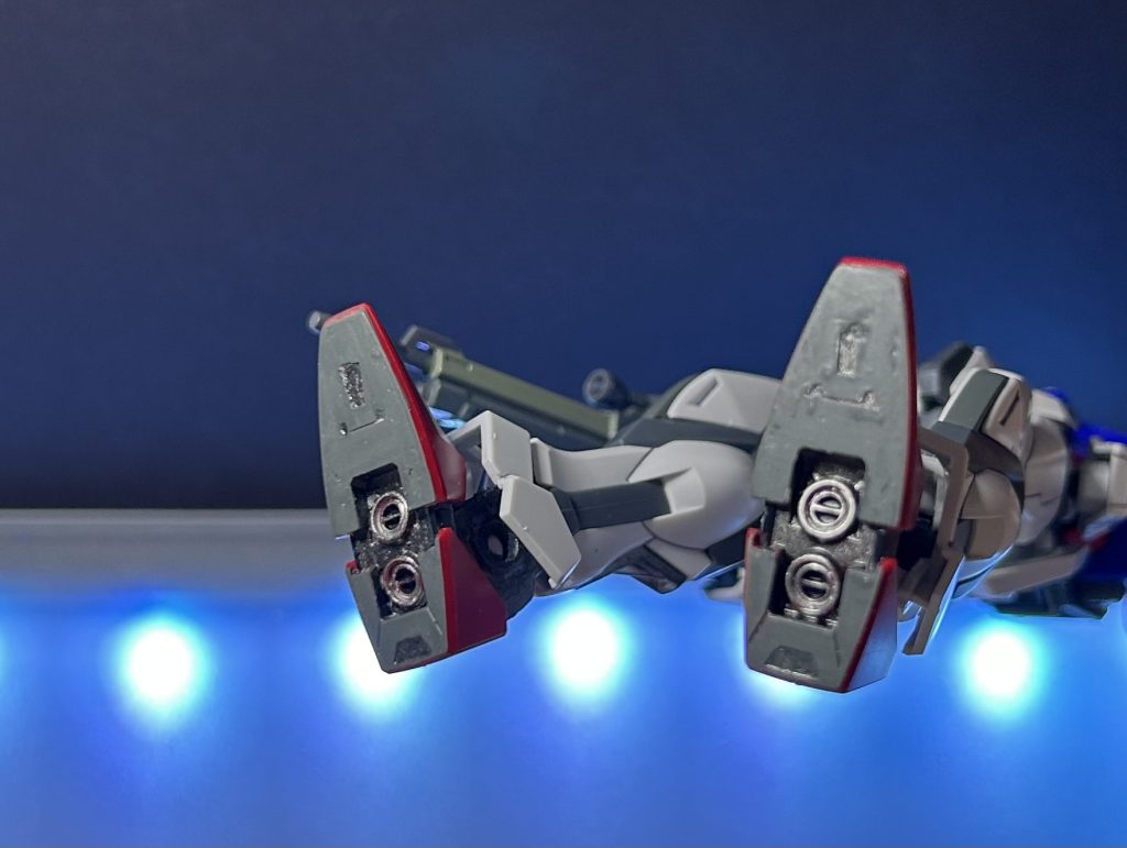 関節や足裏をエポキシパテでの穴埋めに挑戦しましたが、予想よりのっぺりしてしまい失敗でした。完成の後のモールドを考えるべきでした。気が向いたら直したいと思います。EGは色々なものを学べ、完成品も格好良く、コスパもよい良キットだと思いました。