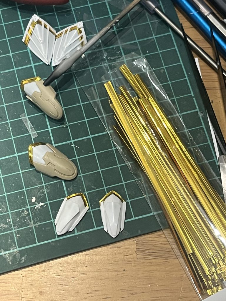 各部装飾部品を作る際に手作りお菓子の袋とめとかで使うビニタイをプラ板の湾曲部分作成に使ってみました。すごい便利金色のビニールを薄く切って各所の装飾にも使いました。メッチャ便利