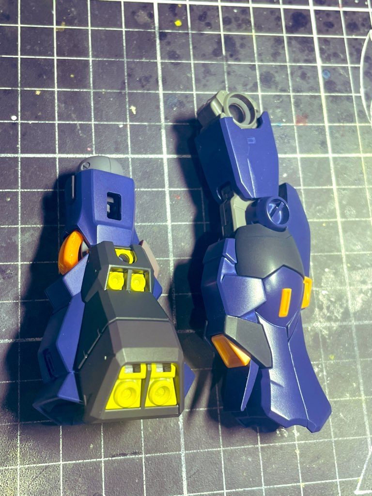 個人的にティターンズカラーにする時は、差し色のイエローの配色に意識して塗装しています。