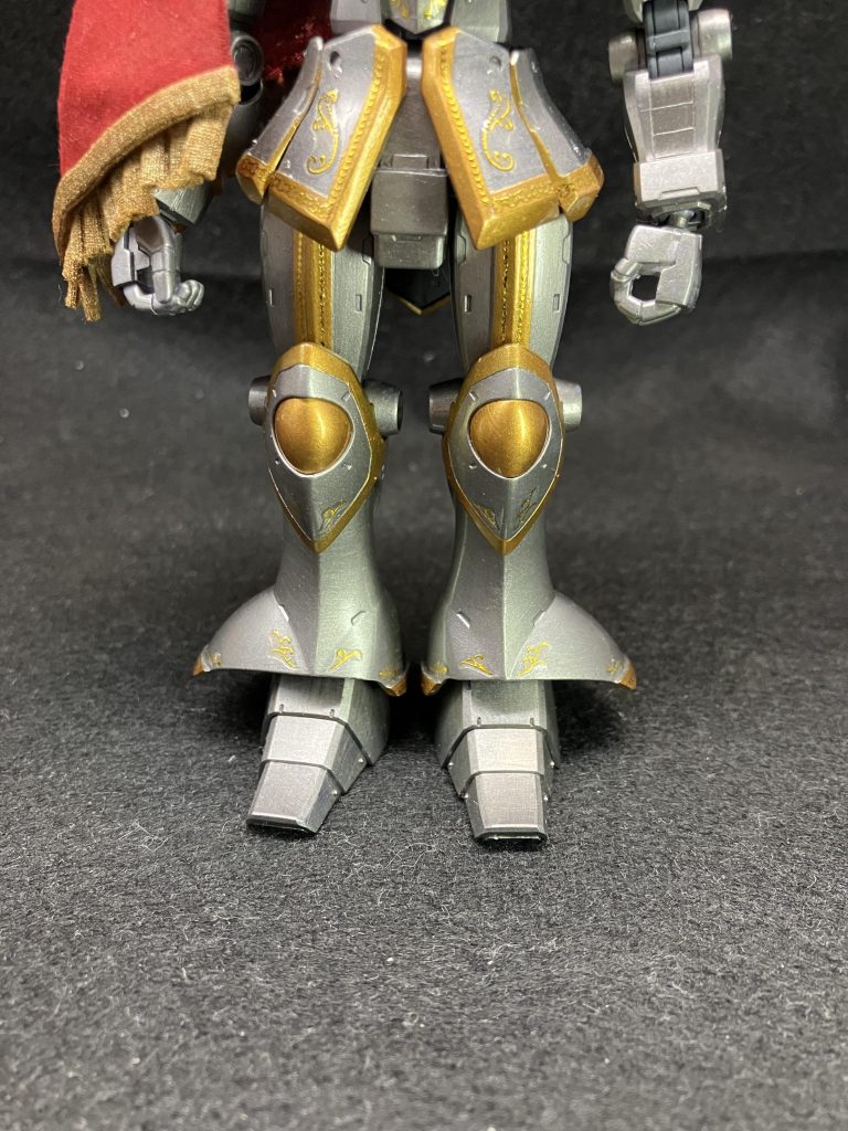 1番大掛かりな改修。足を出来る限り揃えられるようにくるぶし辺りを加工。パテが乾かずに何度か作り直しました…