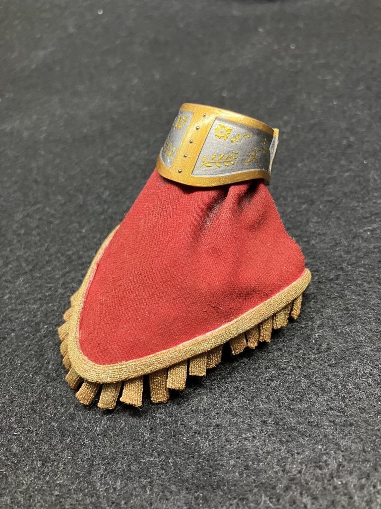 肩の装甲はネオジム脱着。カミさんからハギレを分けて貰ってシタデルで塗装しました。相変わらずのバグ兵の頭の加工です