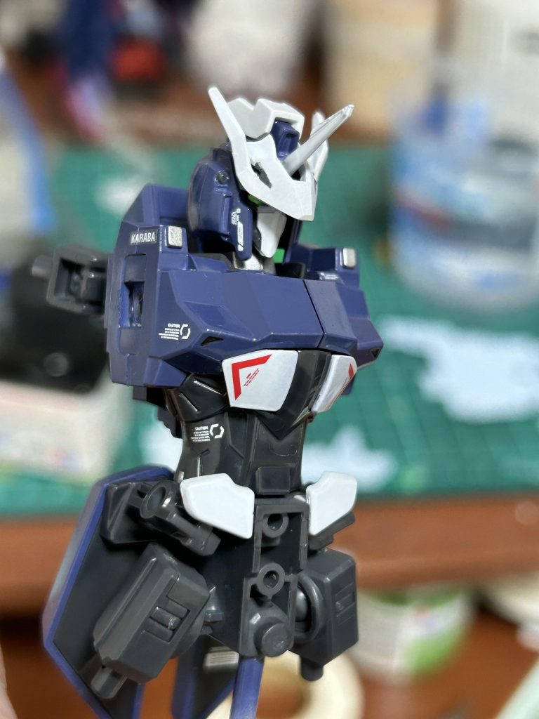 塗装中のすがた消えたヒサシはHGアストレイから切り離して加工して接着