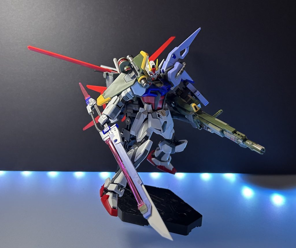 TV版SEEDは、リアルタイムで視聴していなかったので詳しくは無いですが、シンプルに格好良いと感じました。コレは人気がある訳だなぁって思いました。気になる点はモリモリ過ぎて可動には制限があるのと、個体差のようですが、左肩の濃い青色のOPパーツが一部ポロリしやすかったくらいで、間違いなく良キットだと思いました。