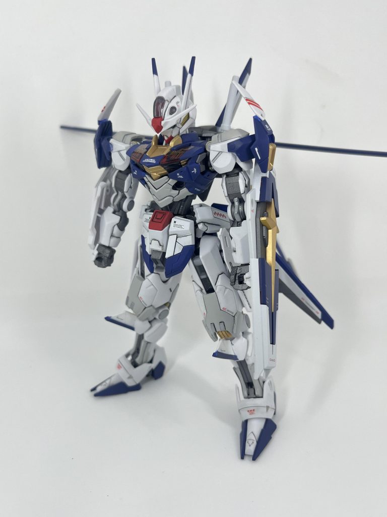 カラーリングはνガンダムを参考に、エアリアルカラーから落ち着いた色合いに変更しました。ティターンズブルー2の紺色結構気に入ってます。