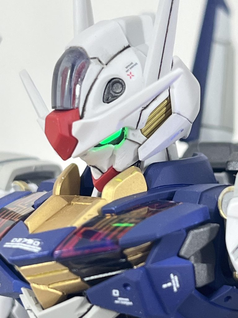 蛍光塗料で塗装したのでUVライトでカメラアイ光ります。エアリアルは色分け完璧で塗装が楽ですね。