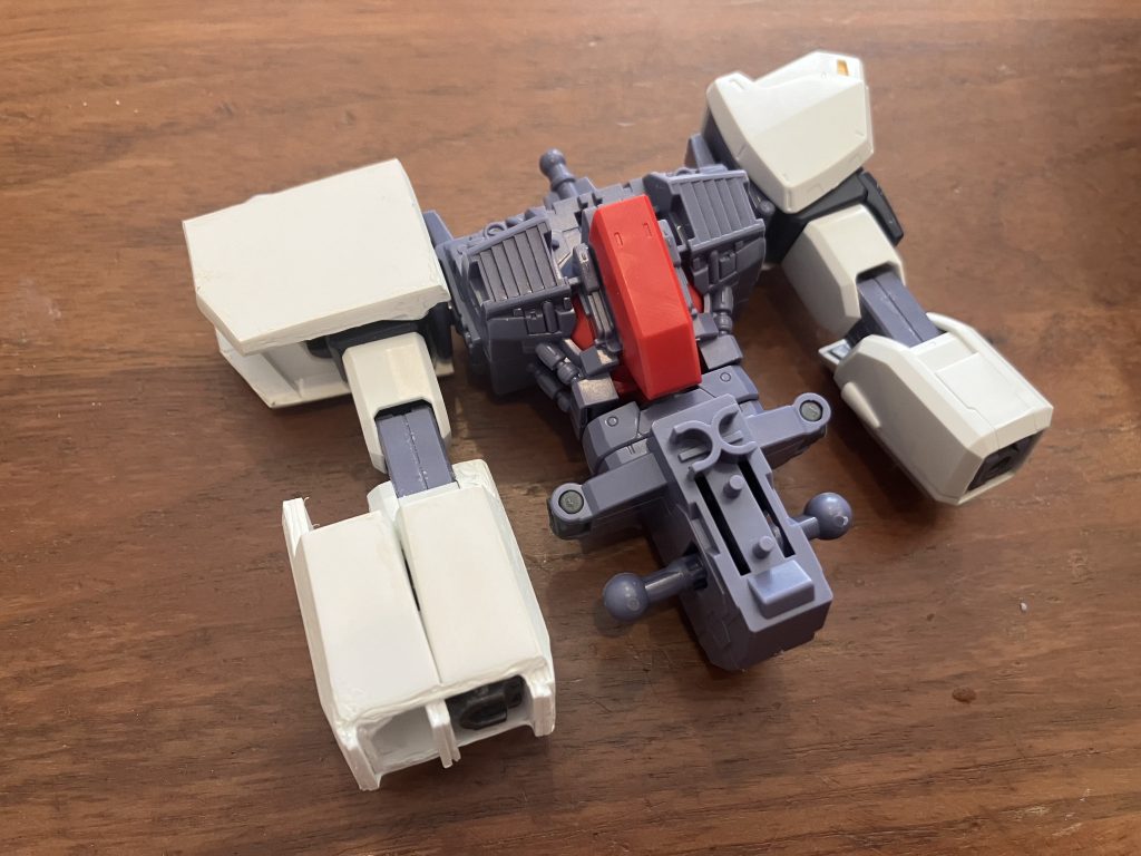 1番の特徴の右腕はMGマーク2をベースに下腕を延長しつつ箱組