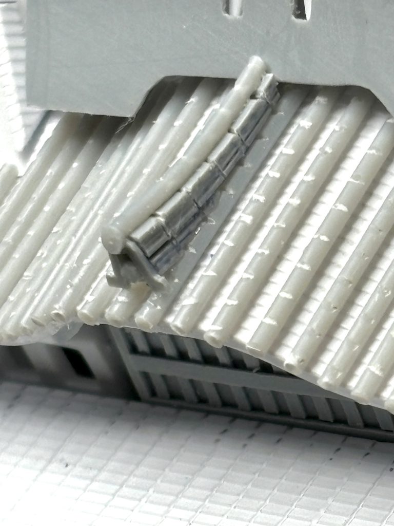 瓦は実物と同じく丸➕平瓦の本瓦葺きを目指し、丸瓦はプラ丸棒に罫書き平瓦はエバーグリーンのサイディングシートに罫書きを足しています。姫路城は瓦自体は