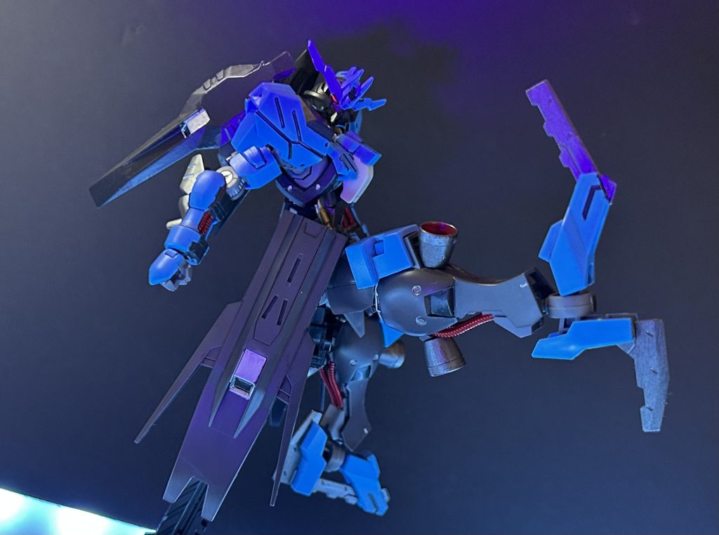 ツインアイはシルバーで塗装し、蛍光ピンクで塗装しました。