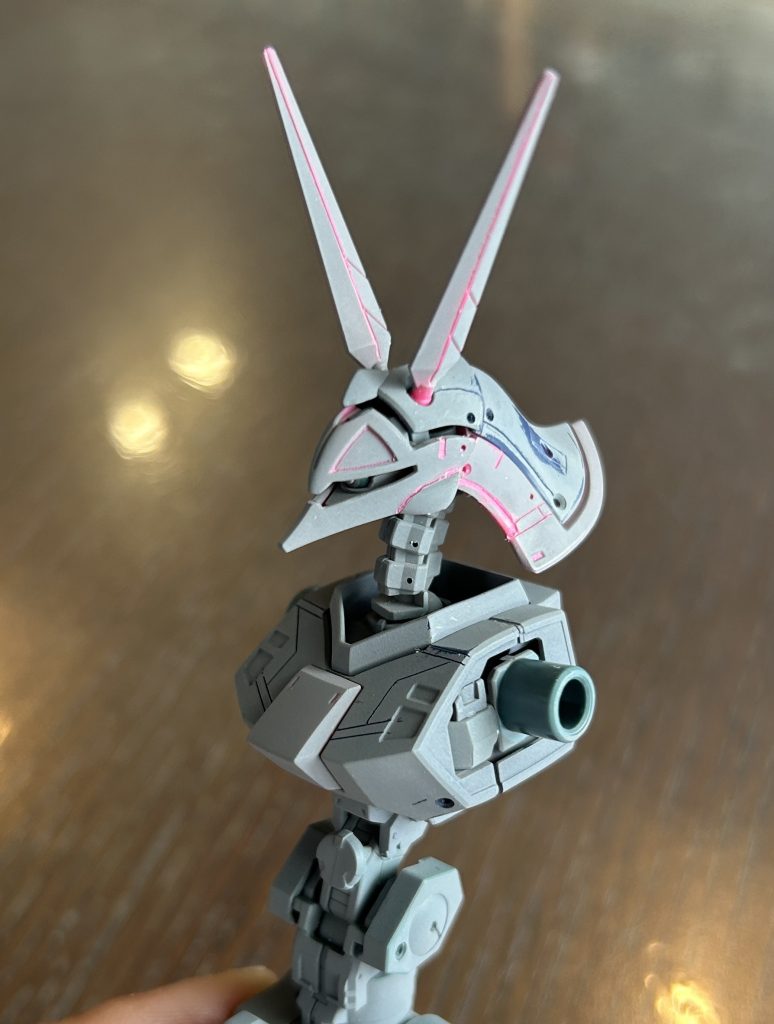 捨てサフで確認中ただ今回スジボリはあんまり目立たなくなっちゃったので頑張ったけどあまり労力の割には活きなかったなぁ...黒で塗るパーツはスジボリしないように気をつけよ