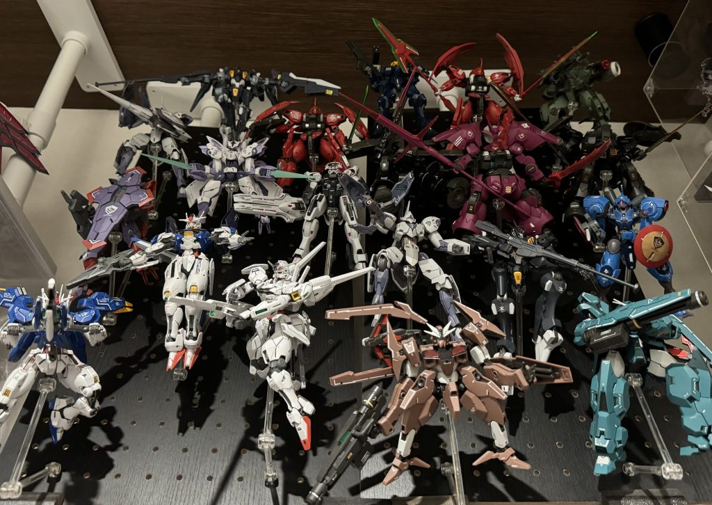 アオリで見るとちょっとコワイ。そこそこの地震で揺れたら大惨事。