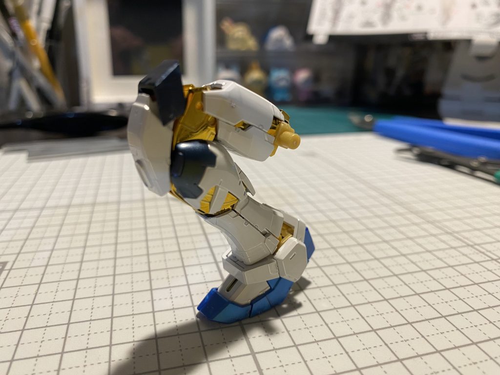 可動のすごさにビックリして動かしまくってたなぁ..後にアドバンスドMSジョイントの闇の部分に触れることになるんですがね....