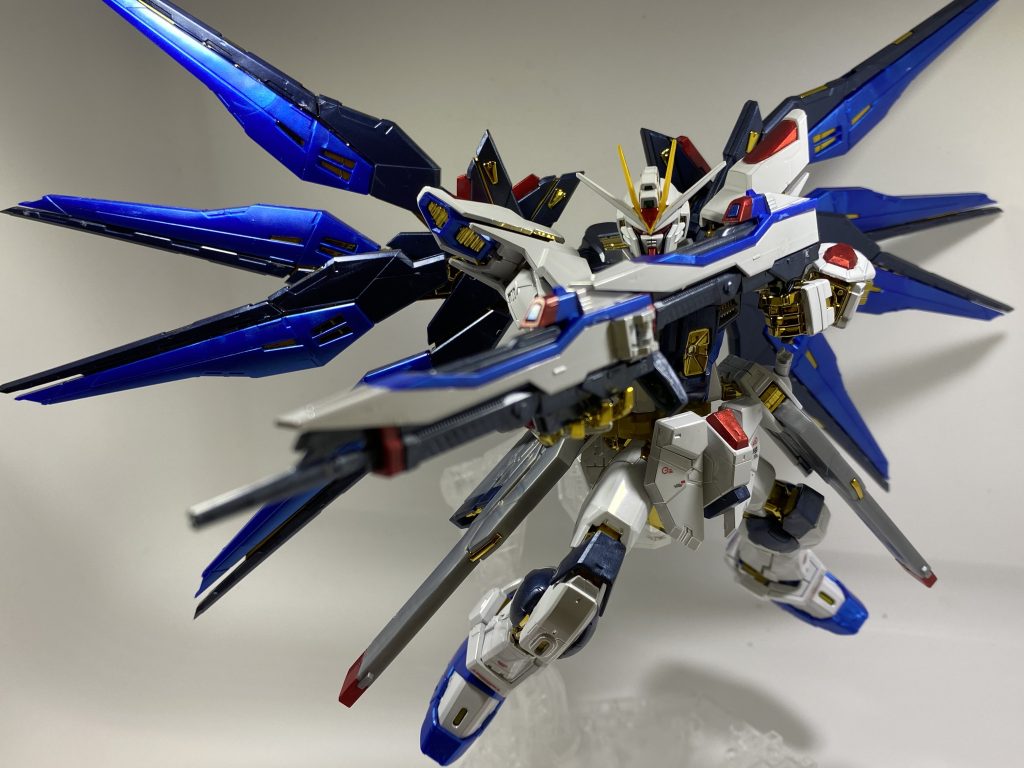 でも1度ポーズさえ決まればルックスは完璧にカッコイイです。チタニウムフィニッシュなのも相まってほんとにカッコイイ。パチ組でこれは大満足。