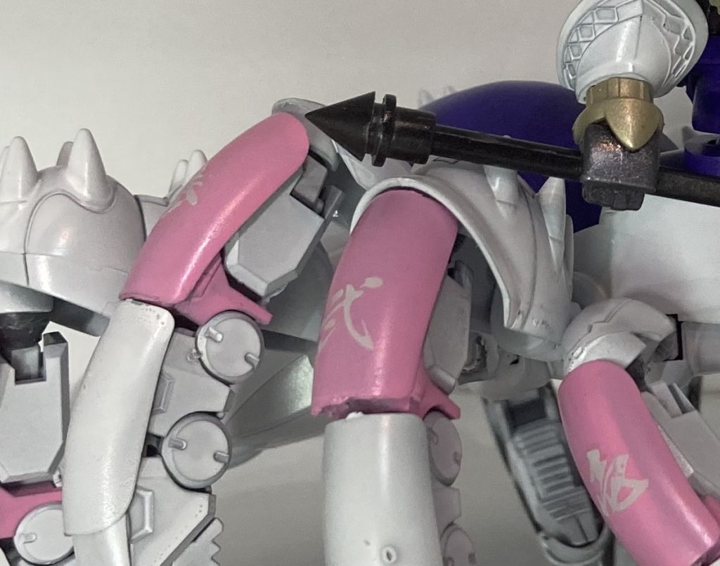 脚には百均で買った付け爪を貼り付けて装甲的な感じにしました。ピンクに塗装した部分には漢数字のデカールを貼りました。模様っぽいですがこれはとにかくどの脚がどこの位置だったかわからなくなるための対策にもしてます。