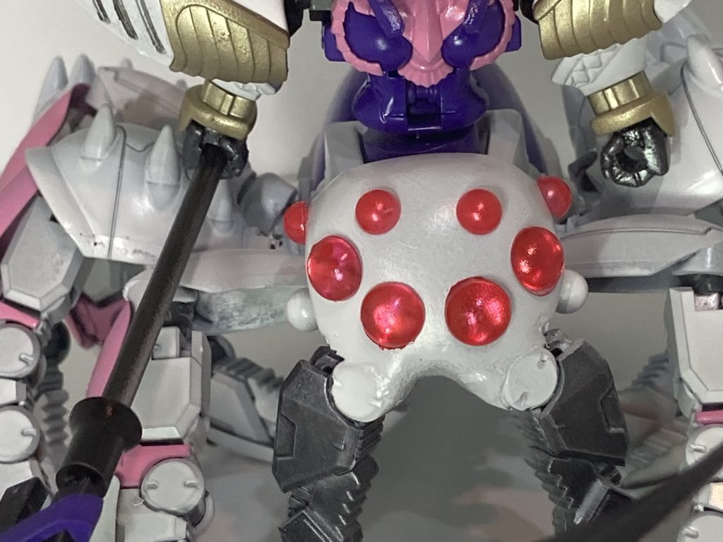 蜘蛛部分は胴体と脚の腿部分をデビルガンダム。脚の先端の方はMSGのオーバードマニピュレーターで作りました。顔は最初クレオパトラキュベレイの前掛けにしたんですがパテ盛ってく途中で別物になって行きました( ̄▽ ̄;)