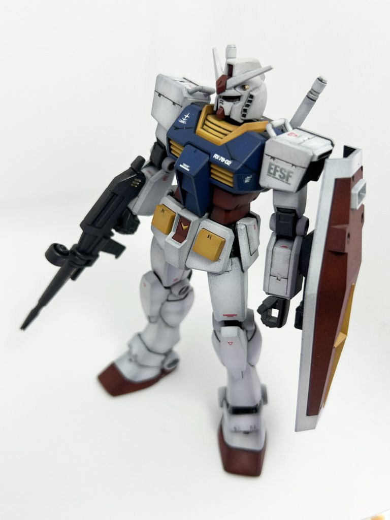 股関節を広げる定番改造と、下手なスジボリでディテールアップ。ゴッドハンドのスピンブレードで四角いモールド彫りを多用しました。