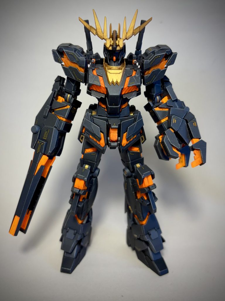 プラモデル同好会の流れで手に入れたバンシィを作成しました。ユニコーン同様、パーツの取り扱いに躊躇いがあって長らく避けていた機体でした。機体色は近年発売されて気になっていたMR.HOBBYのリトルアーモリーカラー軍用銃火器色ガンブルーメタリックとアルマイトブラックを使用しています。 