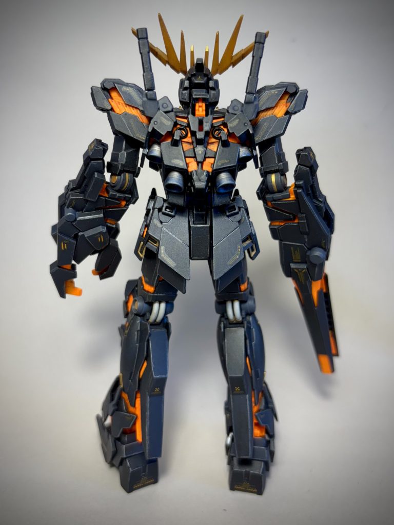 サイコフレームは元のオレンジメタリック成形に蛍光オレンジを筆塗りしました。塗装後、外装は色鉛筆ぎんいろでエッジを強調しています。サイコフレームにもオレンジつかいましたがあまり効果はありませんでした。