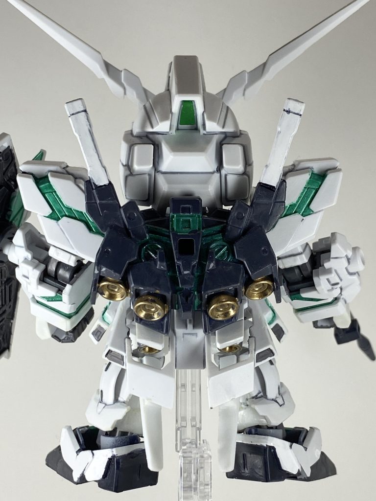 背面見えにくいですが、バックパックの隙間にあるサイコフレーム部分もがんばって塗り分けしてます。笑