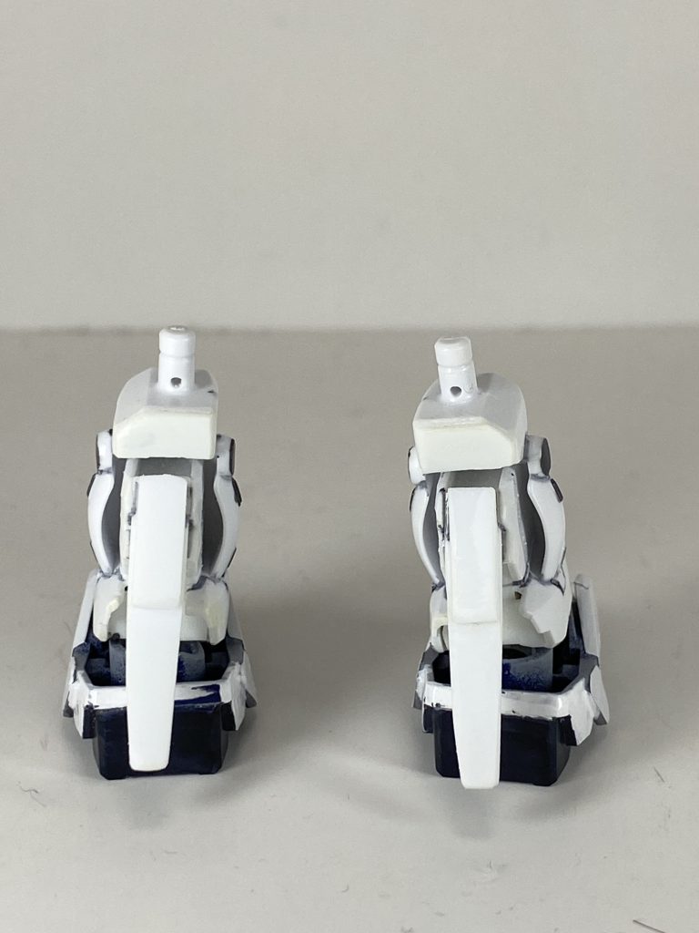 両足パーツの裏面思いっっっきり空いていた肉抜き穴をプラ板でざっくりと埋めた後、プラ板で自作したスラスターカバーをくっつけてディテールアップしてます。※写真を撮り忘れましたが、足の裏もプラ板で穴埋めしてます。ちなみに、スラスターカバーですが、プラ板を貼り合わせて作った簡単なものなので、一切可動しません。笑