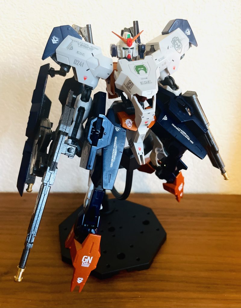 フレーム意外は全塗装しています。胸につけているユーゴーのヘッドパーツはネオジム磁石でつけました。