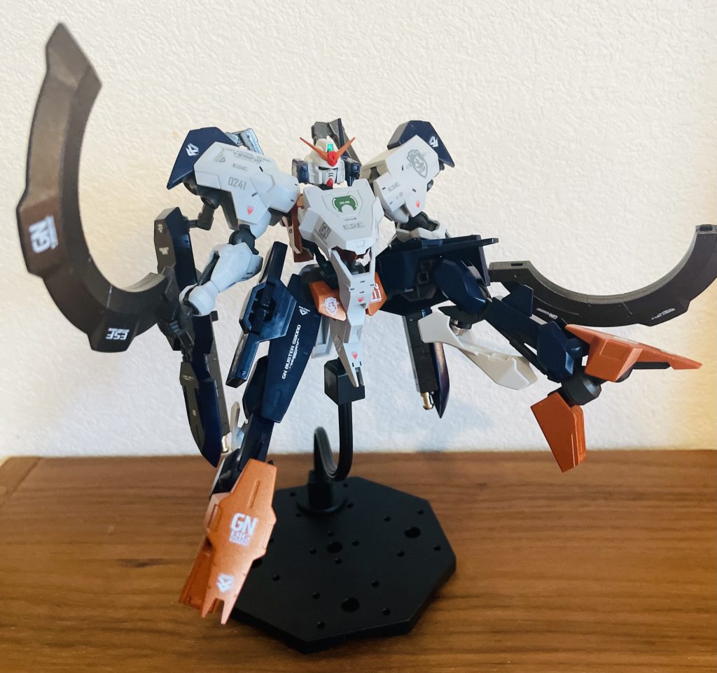 ユーゴーの特徴は逆関節の足と円月刀です。