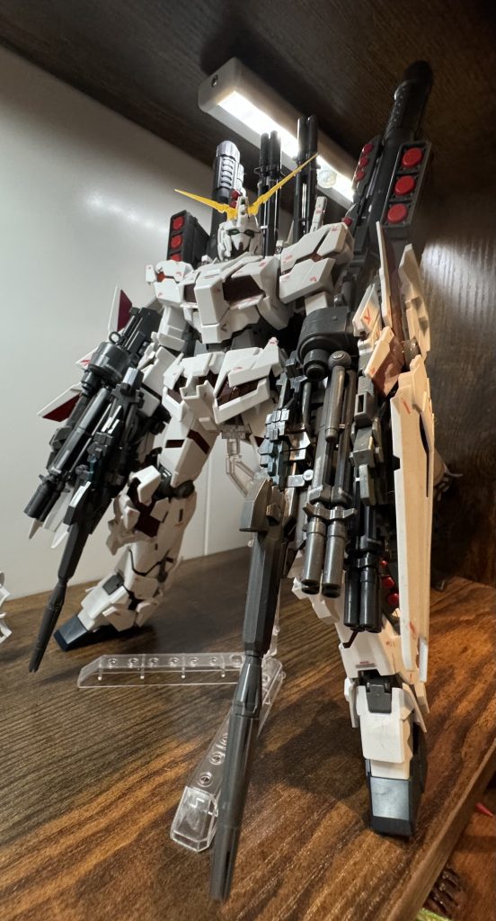 うん、デカい。この子だけでかなりスペースを食ってくれます。サイコフレームカラーが好みでなかったのでソコだけ変えました。