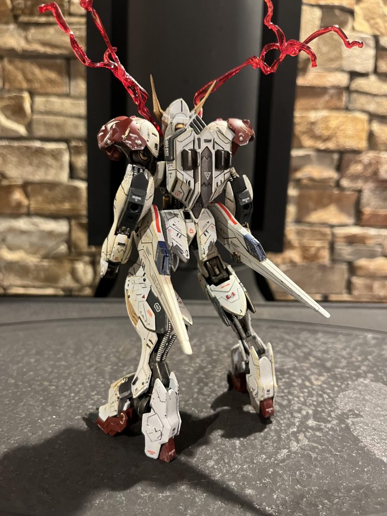 バックショットはこんな感じです(*'▽'*)今回はガンダムフレームを細かく頑張って色分けしました♪
