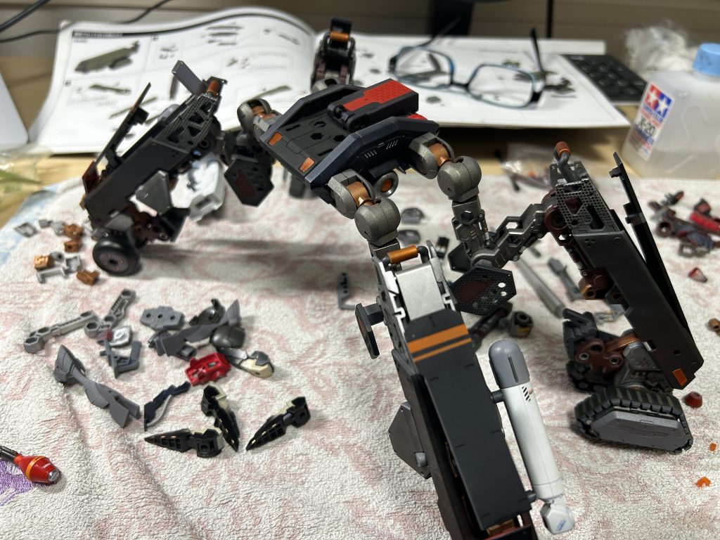 先に多脚部分を完成させたパーツ多すぎて疲れてきた頃。パーツごとにちょっとずつ完成させていったほうがやる気が持続する気がする