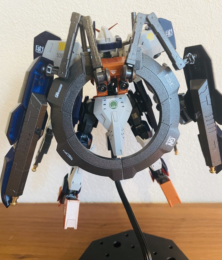 バックパックはもともと穴が空いているので改造なしでパーツがつけれます。