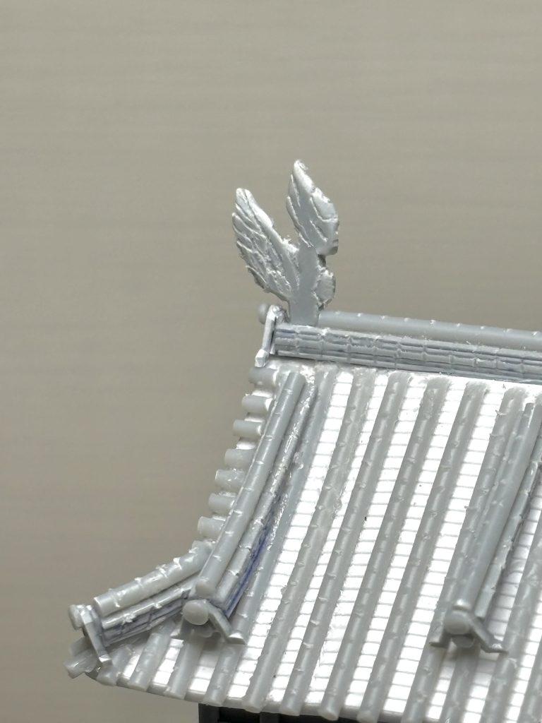 降り棟も実物を参考にプラ板を積層&罫書き+プラ丸棒と、鬼瓦や鳳瓦を足しています。これも大変でした…🙄💦鯱鉾は火災を防ぐ水の守り神?という記事を見て天空城は鳳凰の方が似合うと思いそれらしく自作→デフォルメし過ぎてカニの爪みたいに🤣なりました🦀💦笑