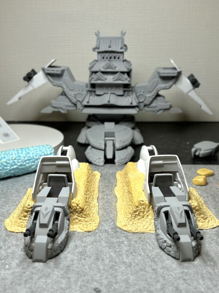 今はもう動かぬ城なので、石垣や門が増築されています🪨🪨 石垣はエポパテにスタイロを加工したヘチマ風ローラーを転がしたあとヤスって石垣風の造形にして、実物の写真を見ながらドライブラシなどで塗装しました🏯門も一応門扉は別パーツです👌小天守置いたら見えませんが笑