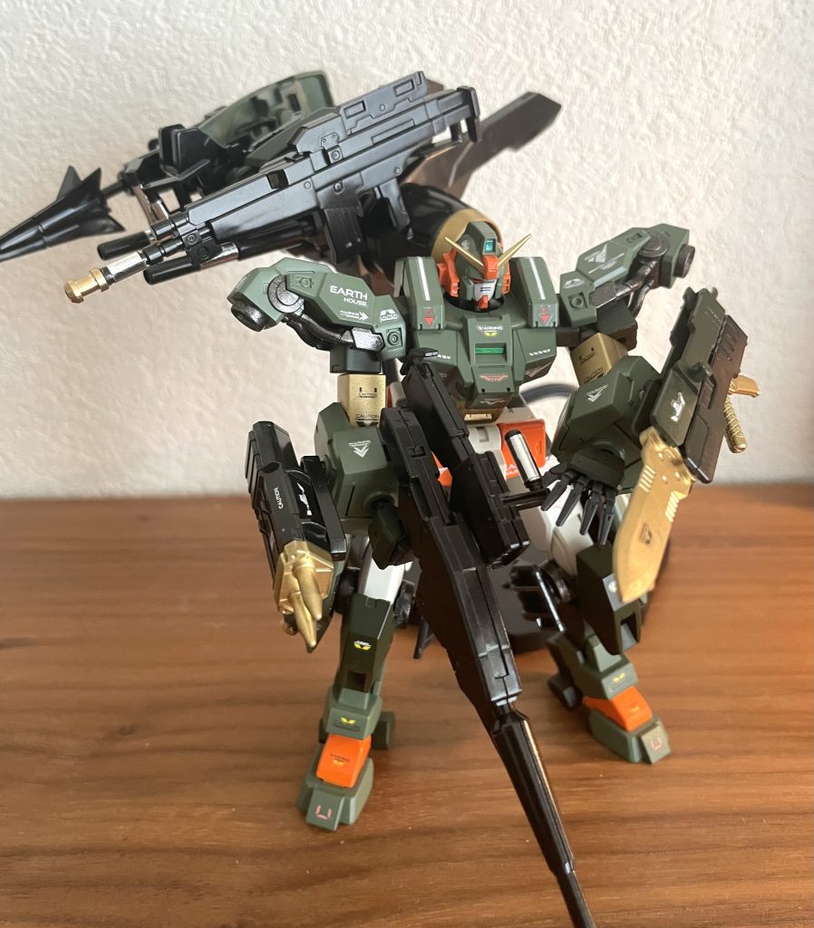 バックパックは飛行ドローンとして分離可能という設定です。