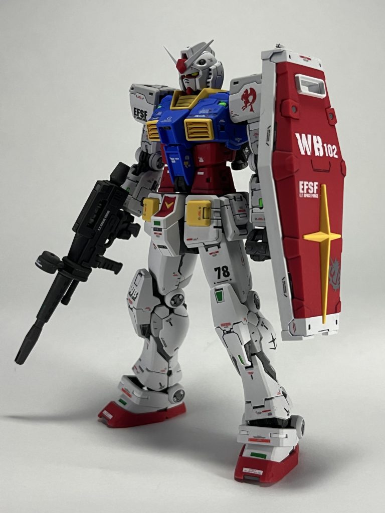 ver1.0は作ったことがなく比較はできませんがとにかく可動域が広いし素立もポージングもバチっとキマります。ディテールが多過ぎると感じたので一部ランナーパテで埋めて整形しました。