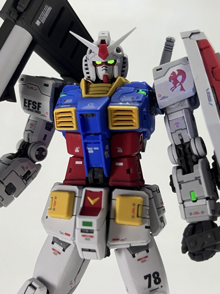 ツインアイなどは蛍光塗料で塗装したのでビコーンします。