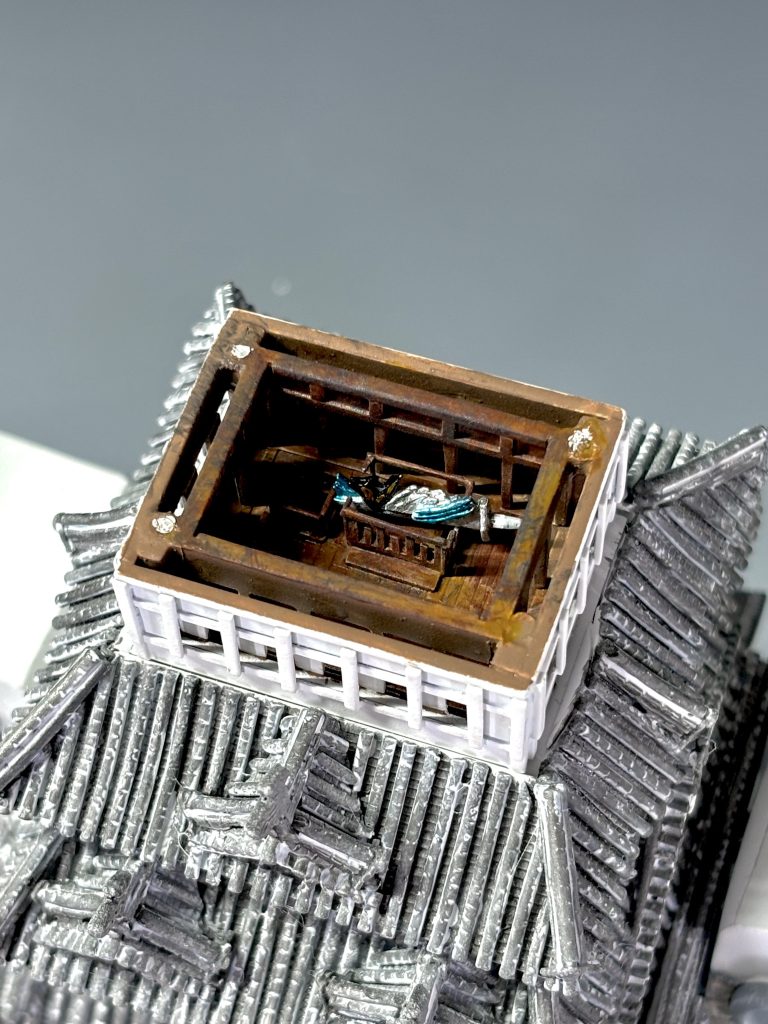 大天守の最上階は実際の姫路城と同じ間取り、構造を目指しました。外観は最上階のみ柱が見える真壁造り、他の階は柱の見えない大壁造りに。内部も本家同様に長壁神社や階段、二重の壁や板の床などを再現しています。社の中には同企画