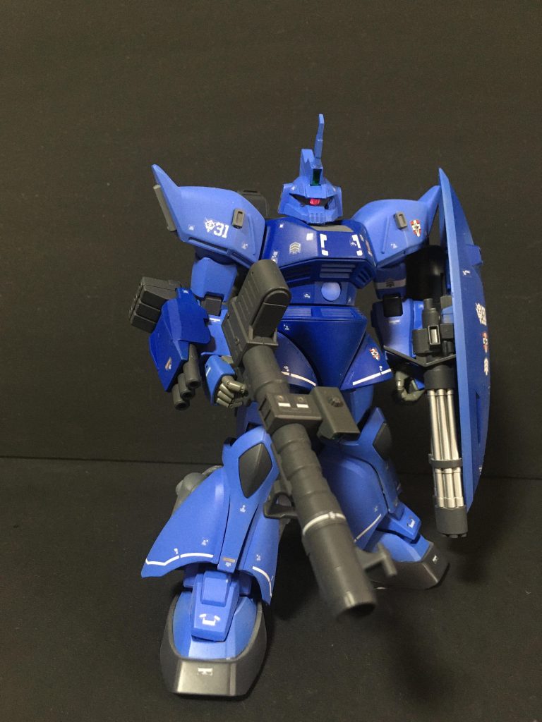 頭部と脚部はガレージキットの高機動型仕様に。肩はゲルググJ用に変更しています。シールドにはダブルガトリングを装備させています。