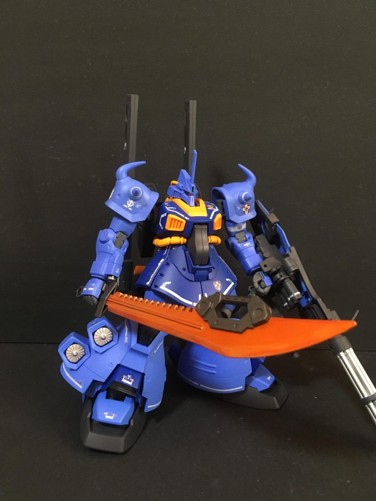 脚部はグフフライト用に、腕部はグフカスタム用に変更しています。ネオジオン軍らしさを出すために胴体にマラサイの動力パイプを追加しています。