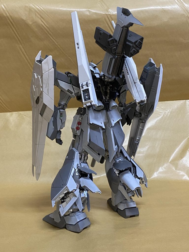 両腕のシールドにIフィールド・ジェネレーターを埋め込み、ブースターの取り付け