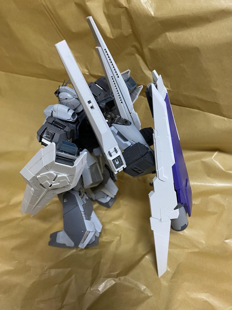 背面のシールドはブースターとメガ粒子砲を装備して…