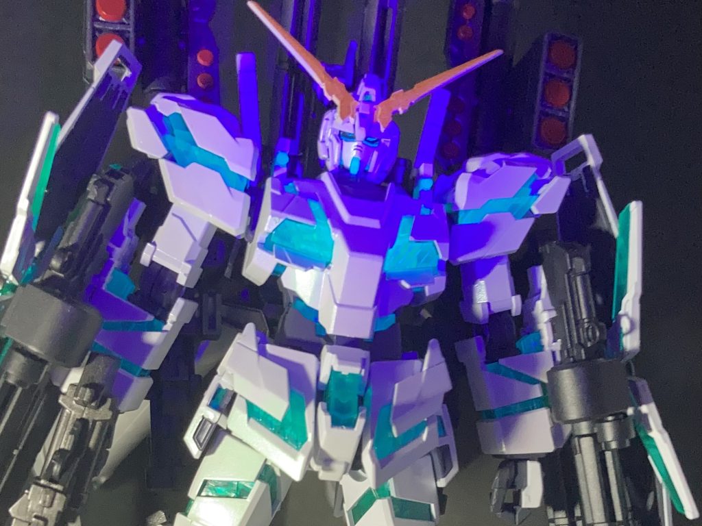 サイコフレームはクリアパーツそのままでもブラックライトできれいに光ってます(蛍光グリーン用意してたけど使いませんでした)