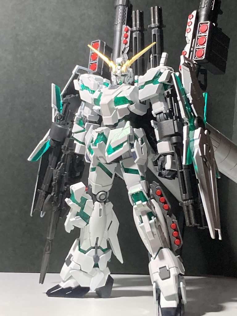 アンテナの金はガンダムマーカーのイエローゴールドで塗り分け(ガンマカエアブラシも使ってみました)ガトリングとバズーカに使った黒鉄色の鈍い輝きがお気に入りです