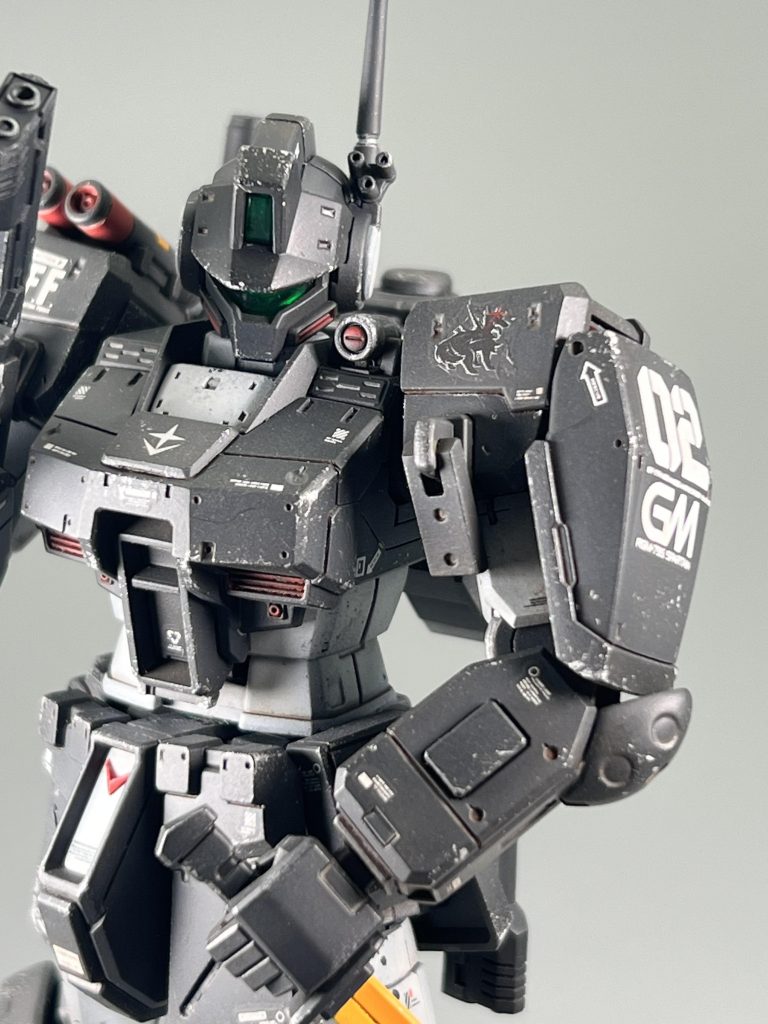 ブラックドッグ隊のエンブレムはバンダイ公式の水転写デカール。分厚くて解像度も良くなくさらにマークソフター漬けるとドロドロ溶けるので使い勝手が正直よくない。ちなみにその他のデカールはG-reworksさんの物。