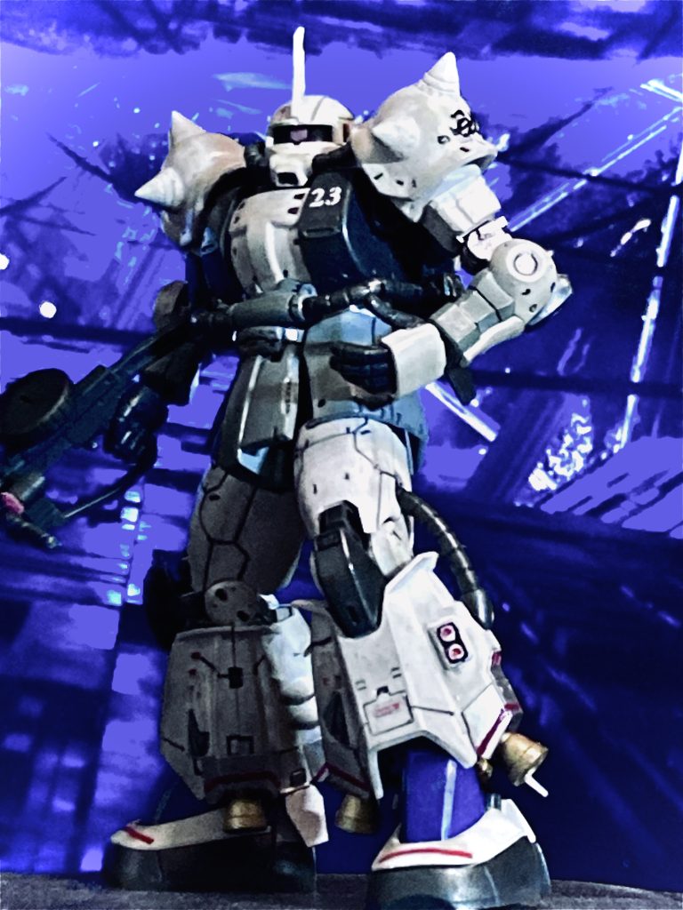 マーキングやデカールは有り合わせや、手書きです。まずは、お決まりのマシンガンスタイル。コミックではゲルググイェーガーが破損した後に搭乗する機体です。